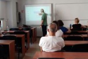 sala dydaktyczna z komputerami i uczniami - widok z ostatniej ławki