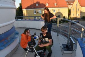 widok z tarasu obserwatorium, uczniowie i sprzęt do obserwacji