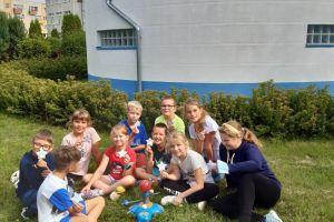 widok na uczniów i obserwaturium