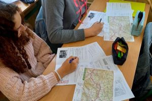 uczniowie w szkolnej ławce