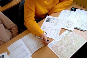 uczniowie w szkolnej ławce