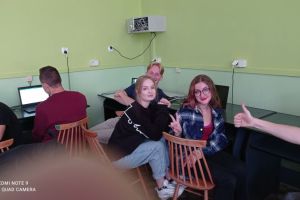 uczniowie w sali komputerowej