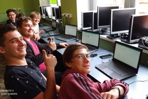 uczniowie w sali komputerowej