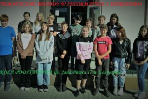 Grupa uczniów przed szkołą. Szkoła im. Jana Pawła II w Gostycynie