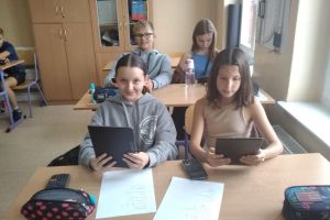 uczniowie w sali lekcyjnej