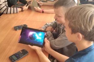 uczniowie w sali lekcyjnej