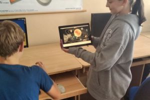 uczniowie w pracowni komputerowej