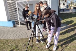uczniowie prowadzą obserwacje nieba