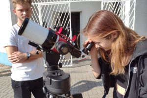 uczniowie prowadzą obserwacje nieba