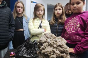 fotografia prezentuje uczniów