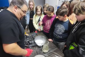 fotografia prezentuje uczniów oraz nauczyciela