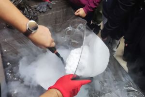 fotografia prezentuje zajęcia w pracowni szkolnej