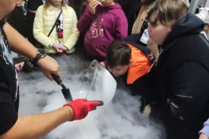 fotografia prezentuje zajęcia w pracowni szkolnej