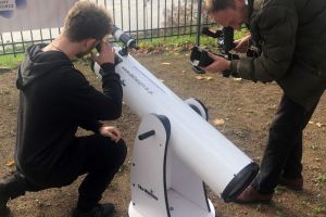 Uczniowie obserwujący zjawisko zaćmienia Słońca