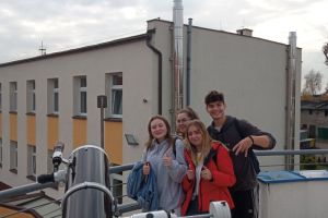 Uczniowie obserwujący zjawisko zaćmienia Słońca w Astrobazie, w Jabłonowie Pomorskim