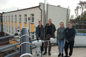 Uczniowie obserwujący zjawisko zaćmienia Słońca w Astrobazie, w Jabłonowie Pomorskim