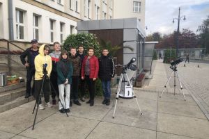 Obserwacje zaćmienia Słońca przed budynkiem Urzędu Marszałkowskiego w Toruniu