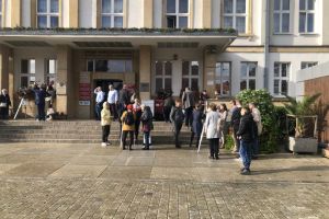 Obserwacje zaćmienia Słońca przed budynkiem Urzędu Marszałkowskiego w Toruniu