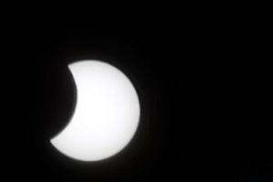 Obserwacje zaćmienia Słońca przed budynkiem Urzędu Marszałkowskiego w Toruniu