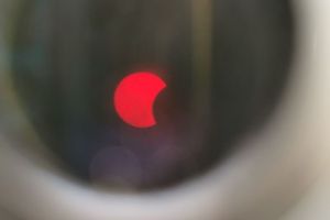 Obserwacje zaćmienia Słońca przed budynkiem Urzędu Marszałkowskiego w Toruniu