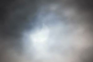 Obserwacje zaćmienia Słońca przed budynkiem Urzędu Marszałkowskiego w Toruniu