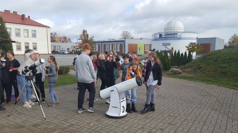 Uczniowie ze Szkoły Podstawowej w Gostycynie obserwują zaćmienie Słońca 25 października 2022 roku