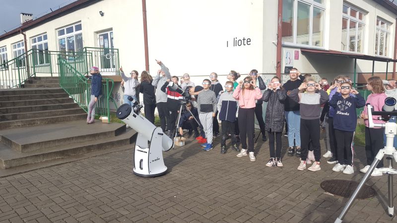 Uczniowie ze Szkoły Podstawowej w Gostycynie obserwują zaćmienie Słońca 25 października 2022 roku