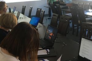 sala dydaktyczna z komputerami, uczniami i nauczycielem