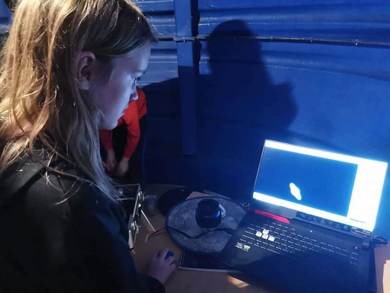 fot. Ł. Kołodziejski, Dobrzyń nad WisłąUczennica pracuje przy komputerze we wnętrzu astrobazy