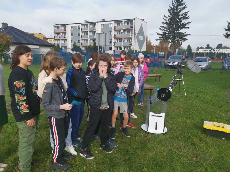 fot. Ł.Kołodziejski,Dobrzyń nad WisłąUczniowie w plenerze przy teleskopie