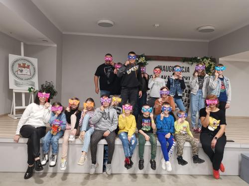 Zaćmienie Słońca w Dobrzyniu nad Wisłą - Uczniowie ze zrobionymi przez siebie specjalnymi okularami do obserwacji Słońca