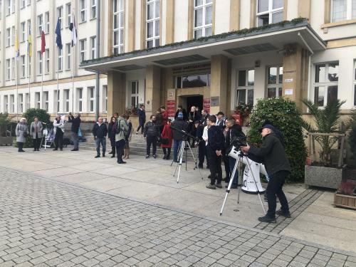 Zaćmienie Słońca ze Złąwsią Wielką pod Urzędem Marszałkowskim w Toruniu
